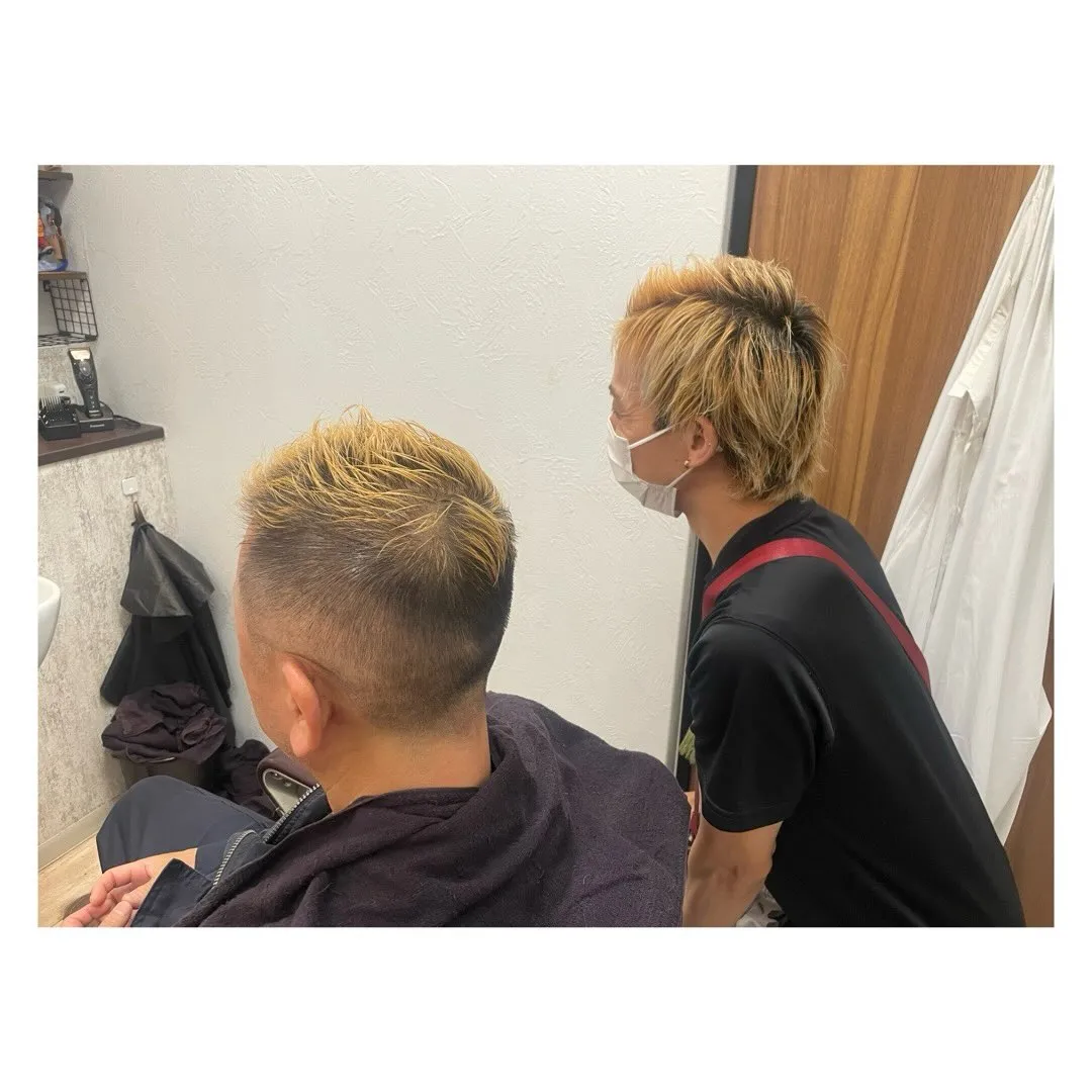【金髪のスタッフと常連様ショット】